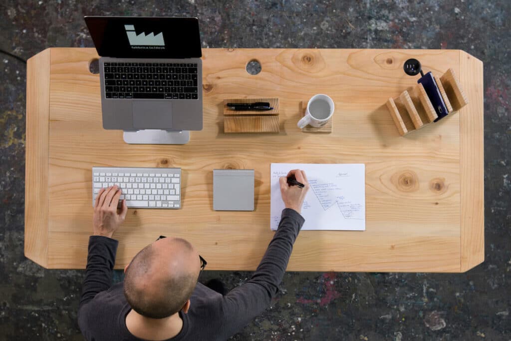 Integral Desk: the Standing Desk Made by a Geek and an Artist