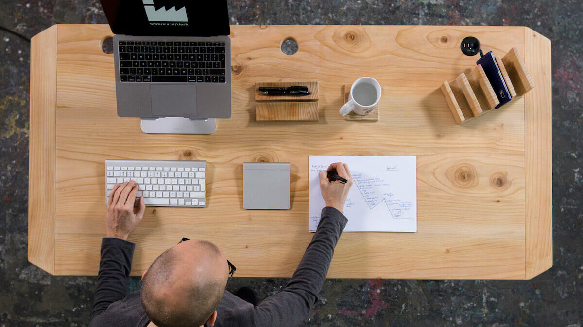 Integral Desk: the Standing Desk Made by a Geek and an Artist