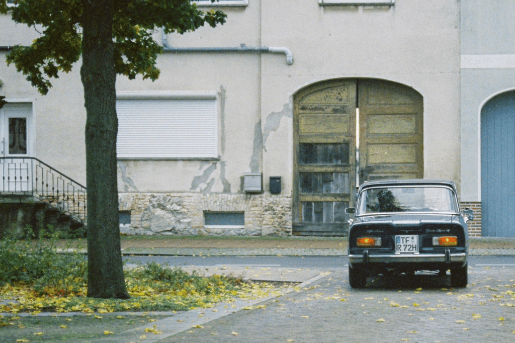 02023: Matteo's Radically Honest Review 7 alfa romeo giulia 1972 driving by weathered building door